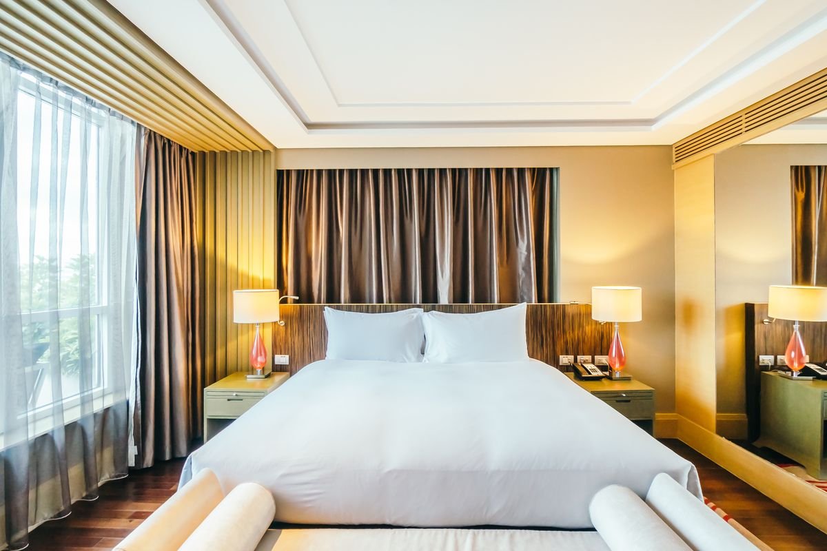 Kenapa Tidak Ada Guling di Kamar Hotel? Ini Alasannya