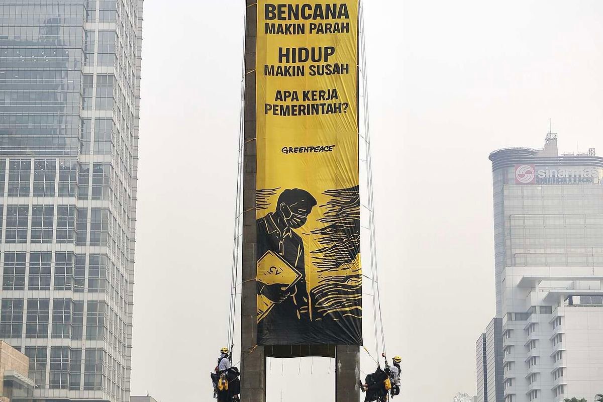 11 Aktivis Greenpeace Ditangkap Usai Bentangkan Spanduk Protes di Bundaran HI, 5 Orang Sudah Dibebaskan