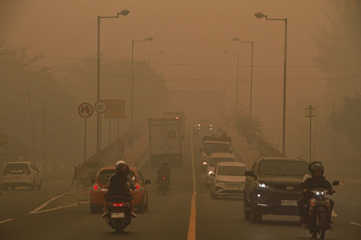 Bukan Cuma ISPA, Kabut Asap Karhutla Ancam Kesehatan Mata