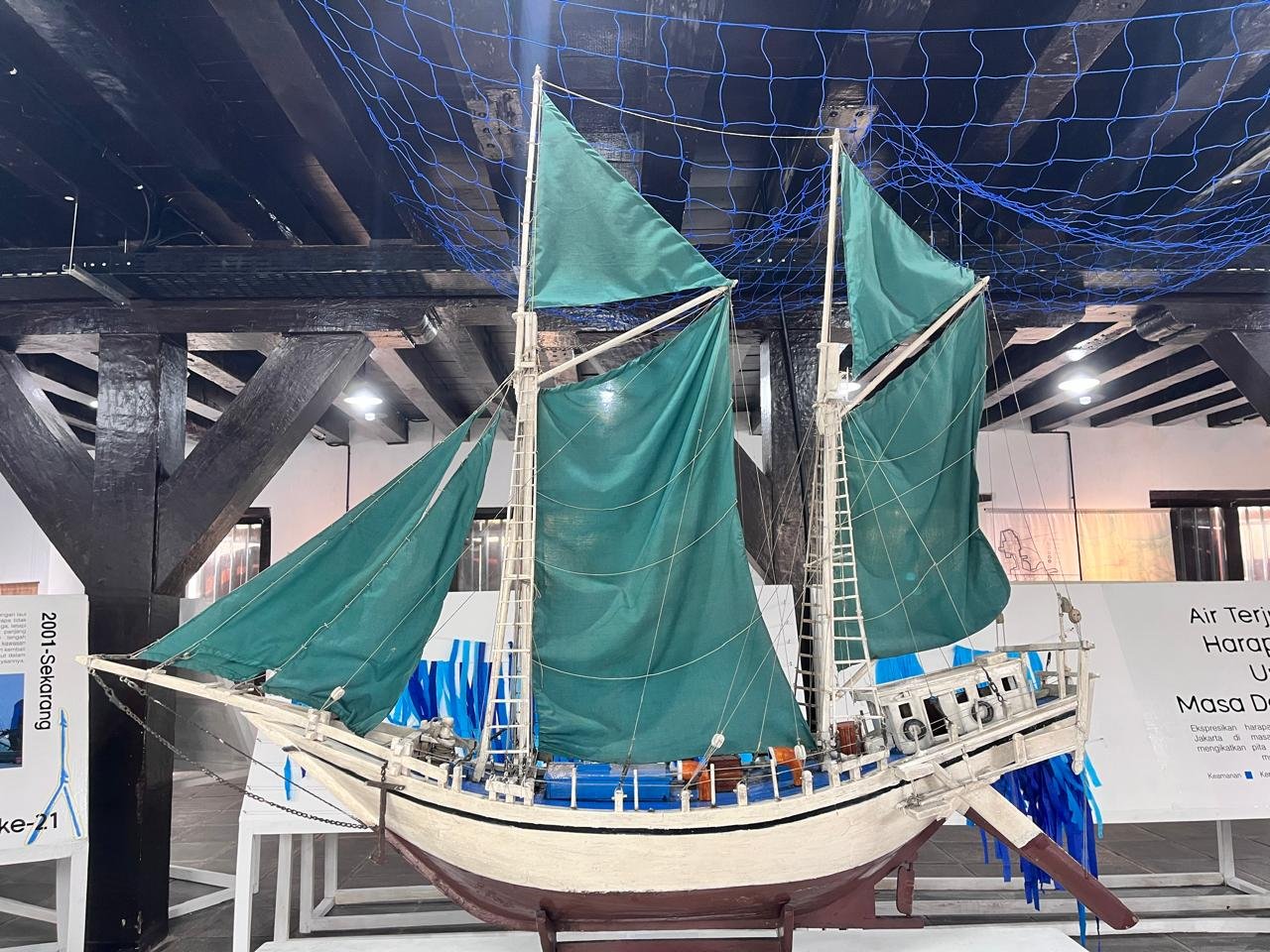 Miniatur Kapal Pinisi dalam Pameran Gerbang Laut, Gerbang Dunia. (Foto: Nusantara Info/Rizki Indriyanah)