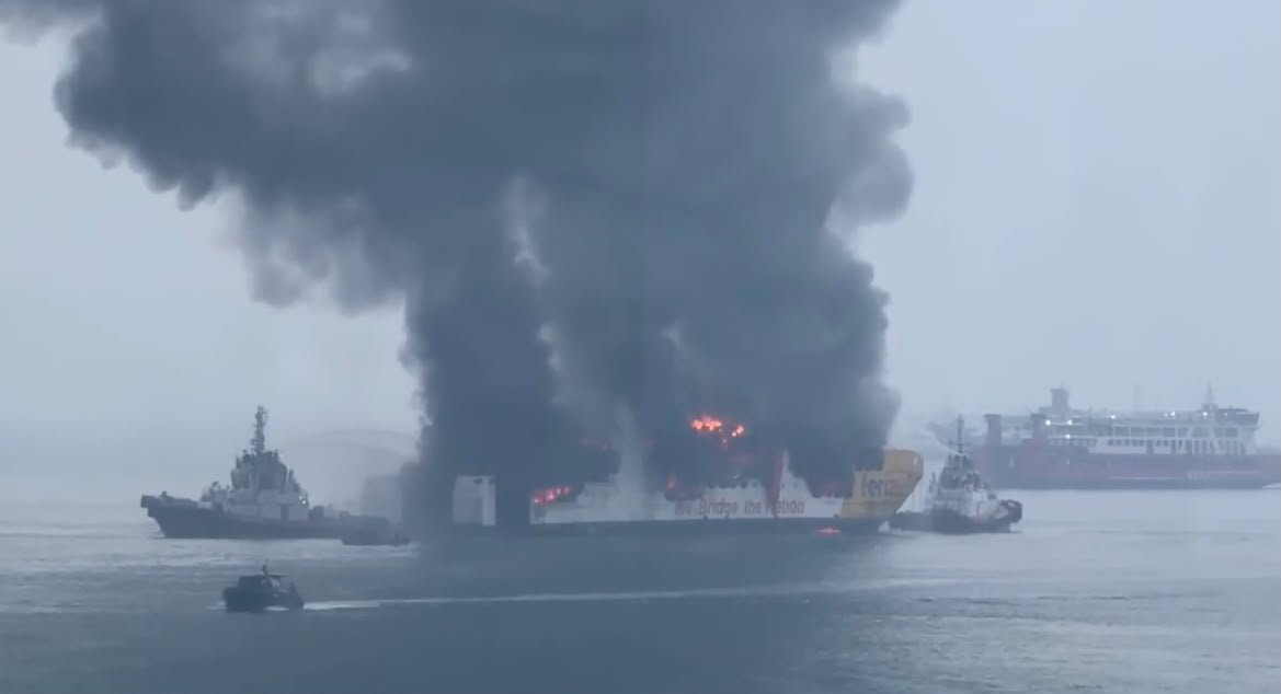 KMP Batumandi Terbakar di Perairan Selat Sunda saat Hendak Sandar di Pelabuhan Merak