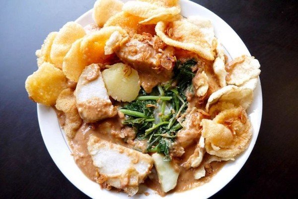 Jangan Kebanyakan Bumbu Kacang, Ini Jebakan Kalori di Sepiring Gado-Gado