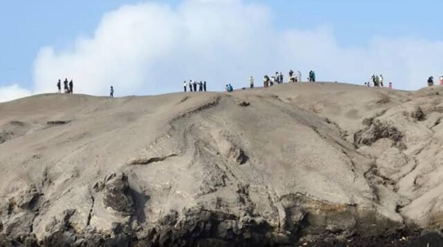 Gunung Anak Krakatau Masih Siaga, Puluhan Wisatawan Malah Nekat Masuk Zona Terlarang