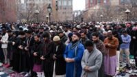 warga-muslim-as-salat-id-di-washington-square-park-1743354468500_169